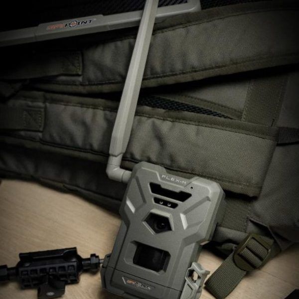 SPYPOINT FLEX-M Wildkamera mit Zubehör auf Tisch liegend