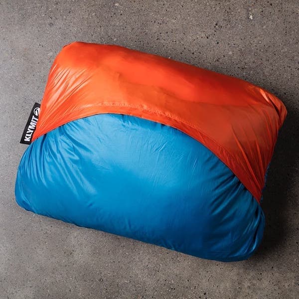 Klymit Versa Blanket Reisedecke zusammengerollt bei Survivalfreunde.de