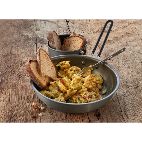 Entdecke ein herzhaftes Outdoor-Frühstück: Rührei mit Zwiebeln. Ein einfaches Rezept, um auf TrekNeat eine köstliche Mahlzeit zuzubereiten. Perfekt für Outdoor-Enthusiasten!