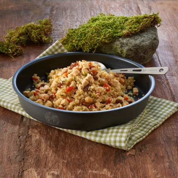 Outdoor-Fertigmahlzeit Trek’n Eat Couscous mit Hühnchen – wiederverschließbarer Beutel mit leckerem Maghreb-Couscous für Camping und Trekking.