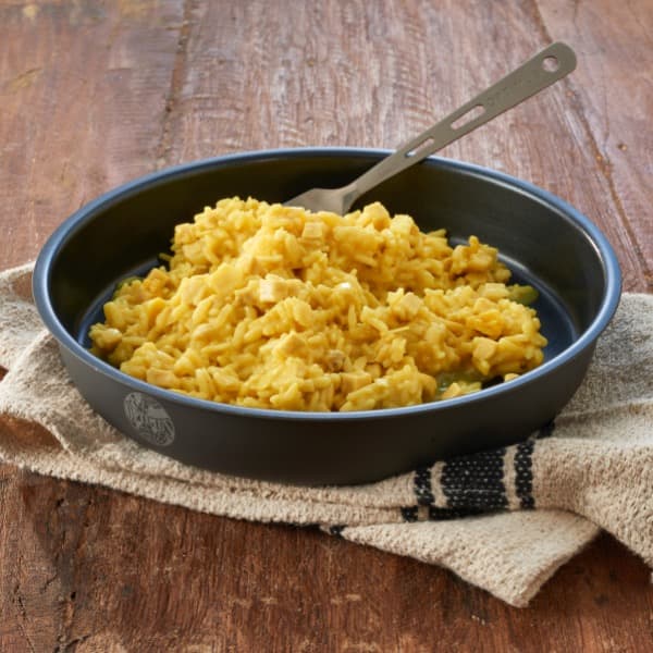 rek’n Eat Huhn in Curryreis – Outdoor-Fertiggericht mit zartem Huhn, aromatischem Curryreis und fruchtigen Akzenten in leichter Trekkingpackung
