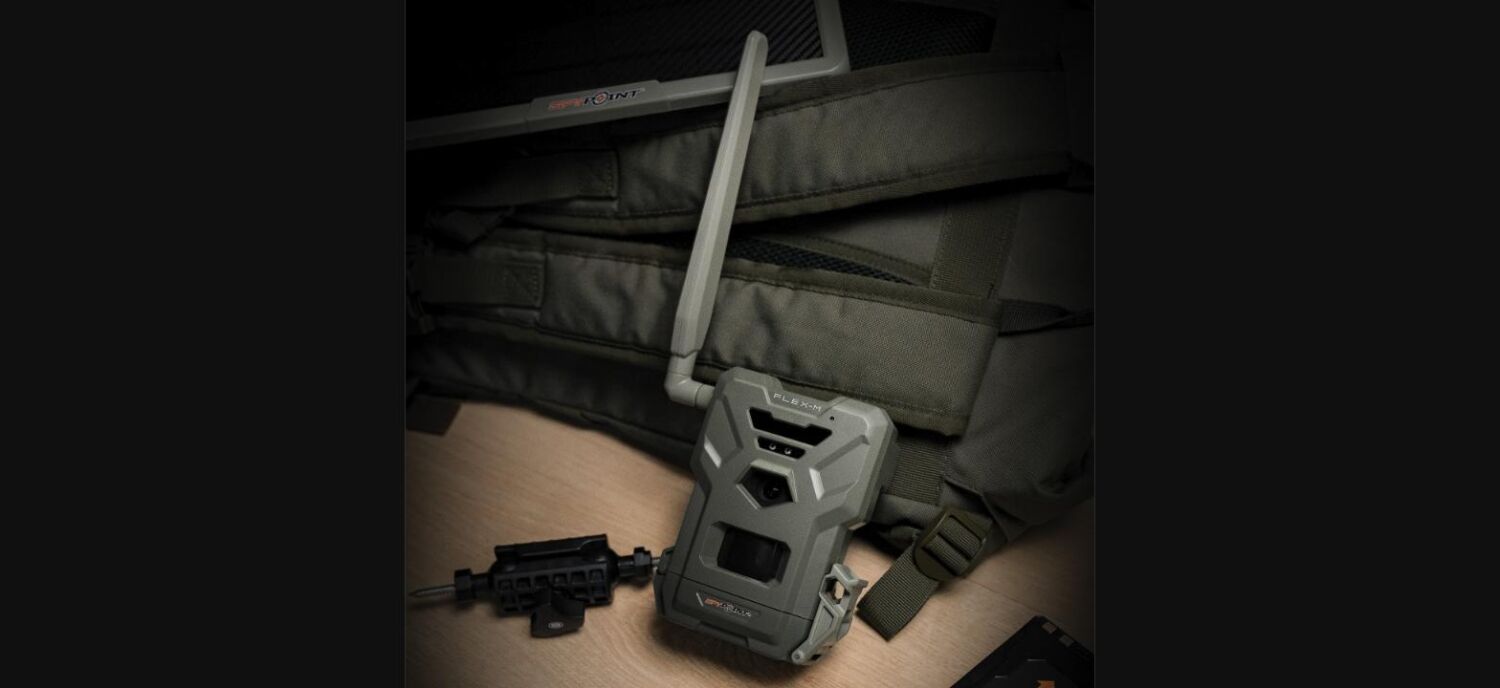 SPYPOINT FLEX-M Wildkamera mit Jagdausrüstung und Tragetasche