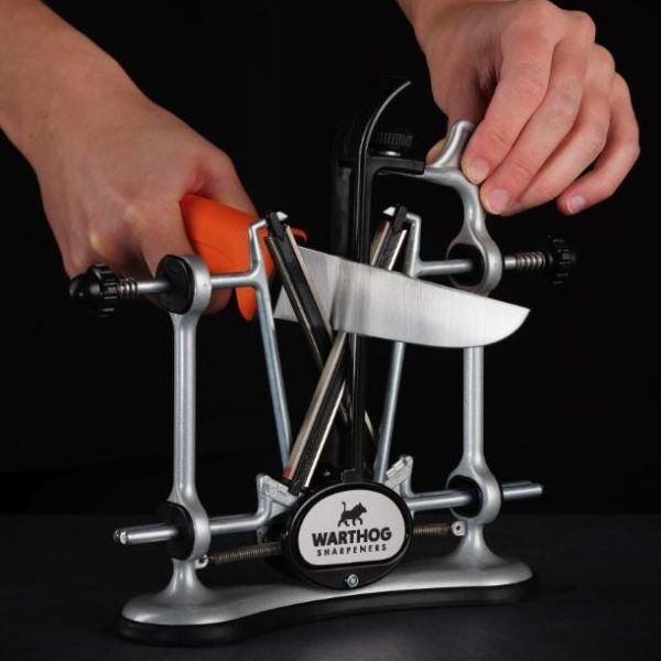 Messerschärfer Warthog im Einsatz – Messer wird geschärft