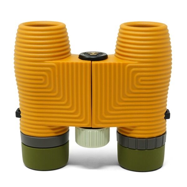 Nocs Provisions Standard Issue 10x25 Fernglas Beeswax Yellow – In der Hand