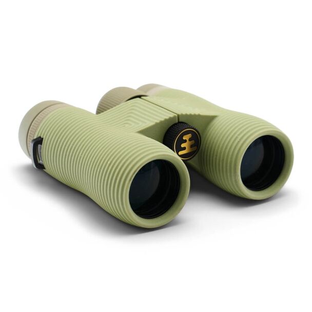 Nocs Provisions Field Issue 10x32 Fernglas in Ponderosa Green, Dreiviertelansicht von vorn